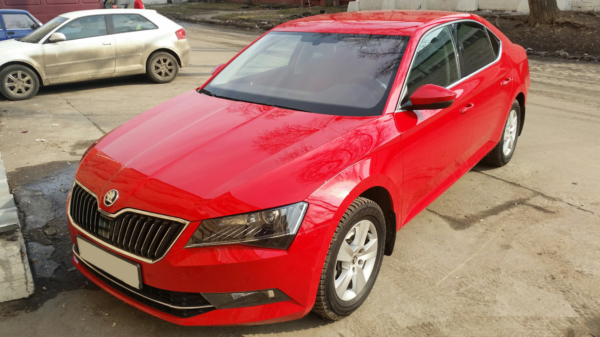 Красный хром Skoda Superb