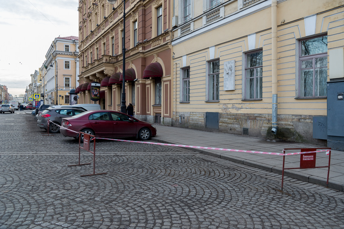 Парковка в центре спб. Парковка в центре Питера. Обочины в центре Петербурга. Парковка в центре СПБ автомобили. Проблемы парковки в центре Санкт-Петербурга.