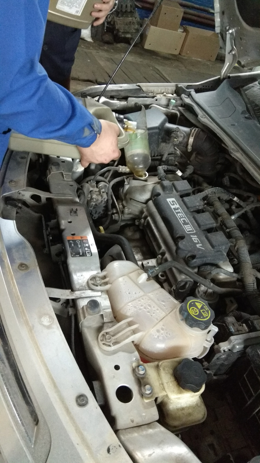 Замена масла и фильтров — Chevrolet Cobalt (2G), 1,5 л, 2014 года ...