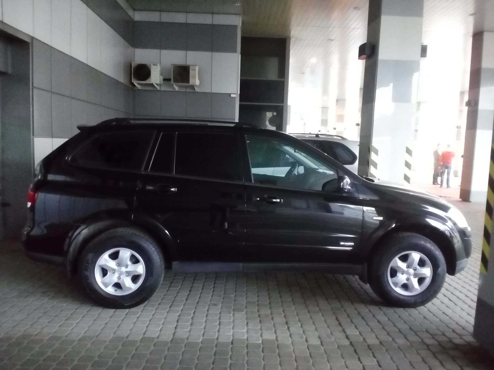 Подешевевший SsangYong Rexton не смог выиграть в конкуренции внедорожник Toyota Fortuner картинки Подешевевший SsangYong Rexton не смог выиграть в конкуренции внедорожник Toyota Fortuner картинки