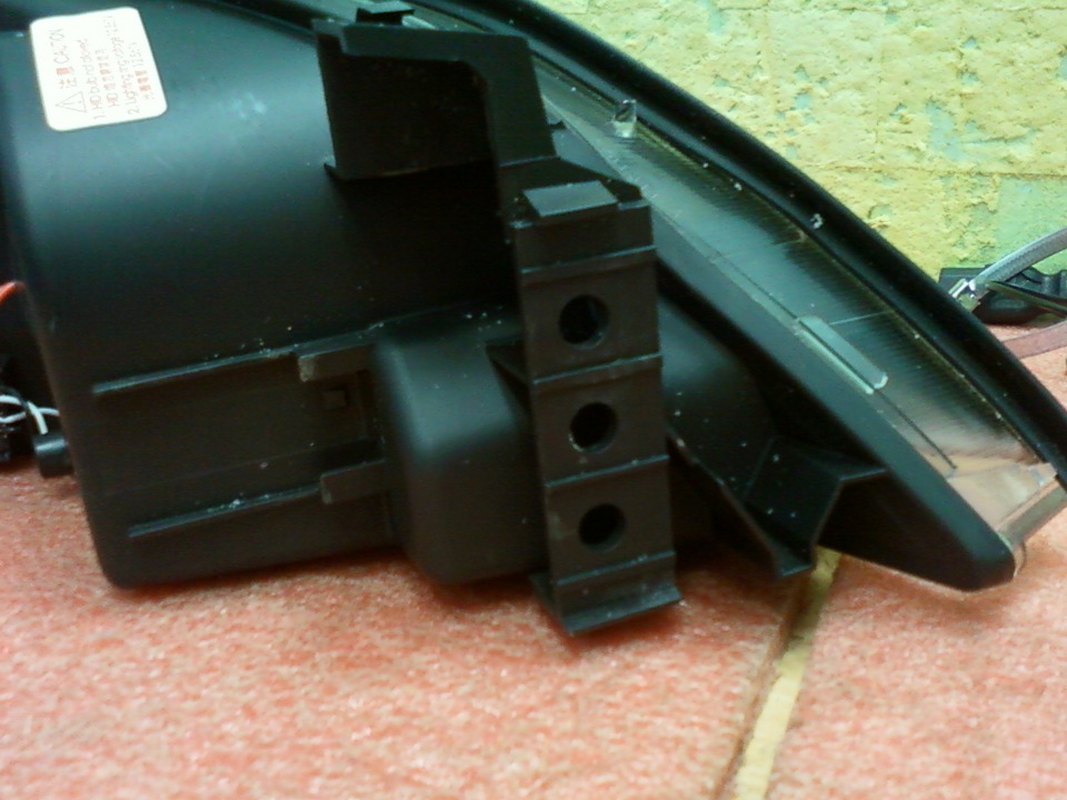 Ухо к этой стороне снимается со старой фары — Ford Mondeo III