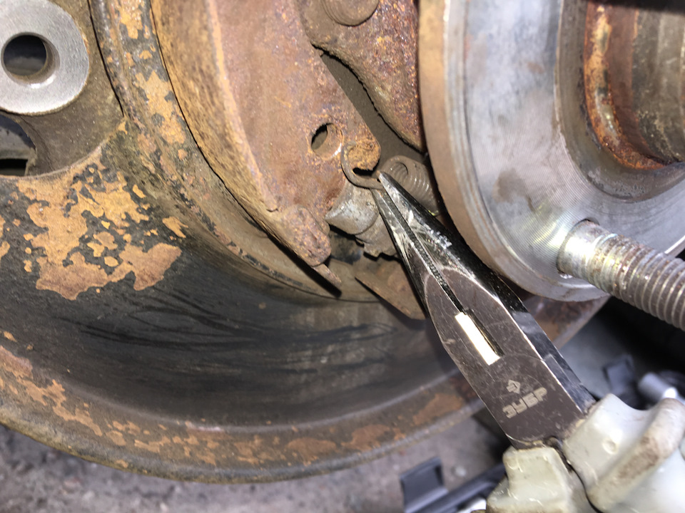 начинать нужно снизу, где бочонок, пасатижами вытаскиваем нижнюю пружинку! — KIA Sorento (2G)