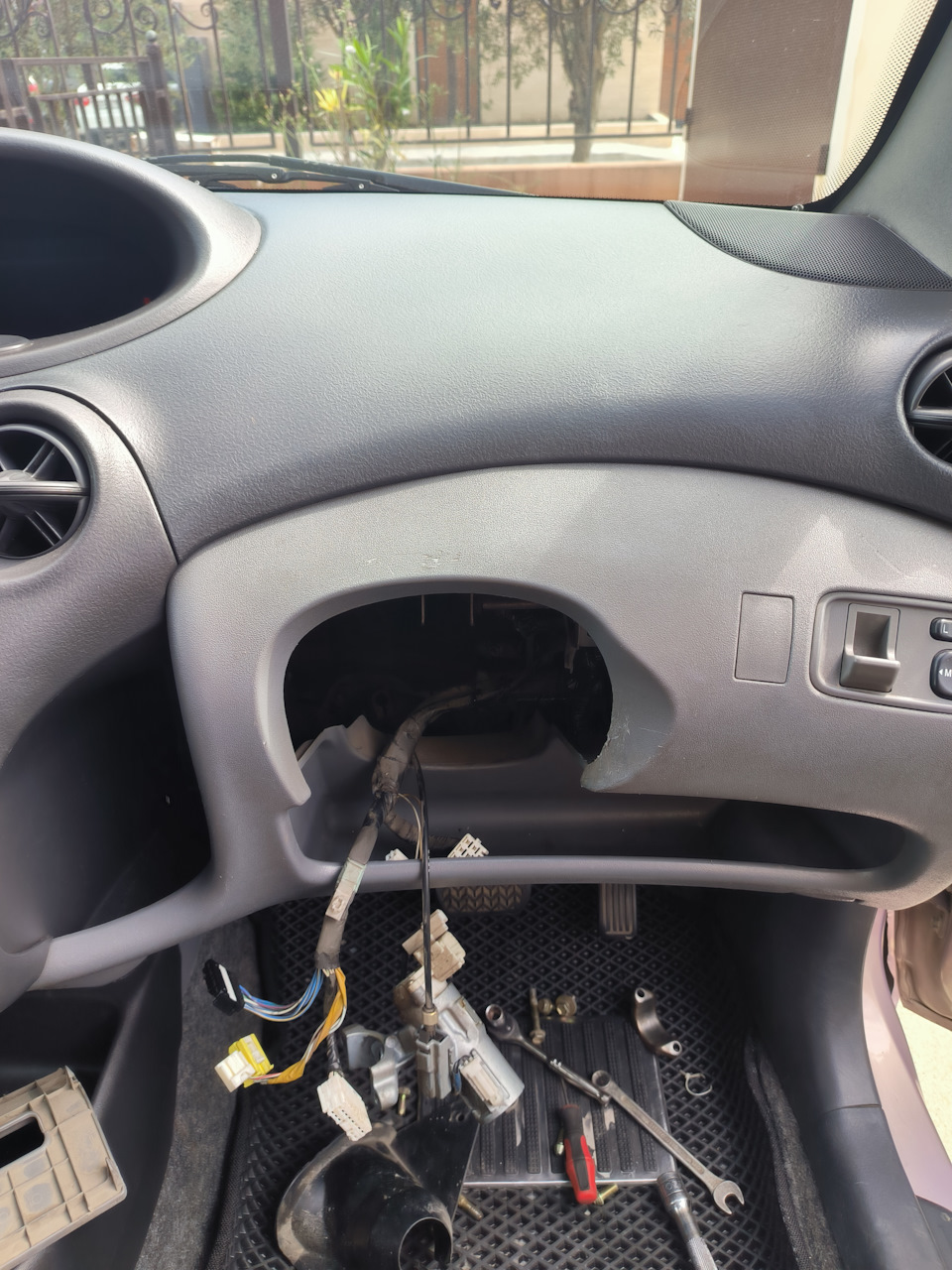 Тук-тук, я твоя рулевая колонка — Toyota Vitz (10), 1 л, 2001 года ...