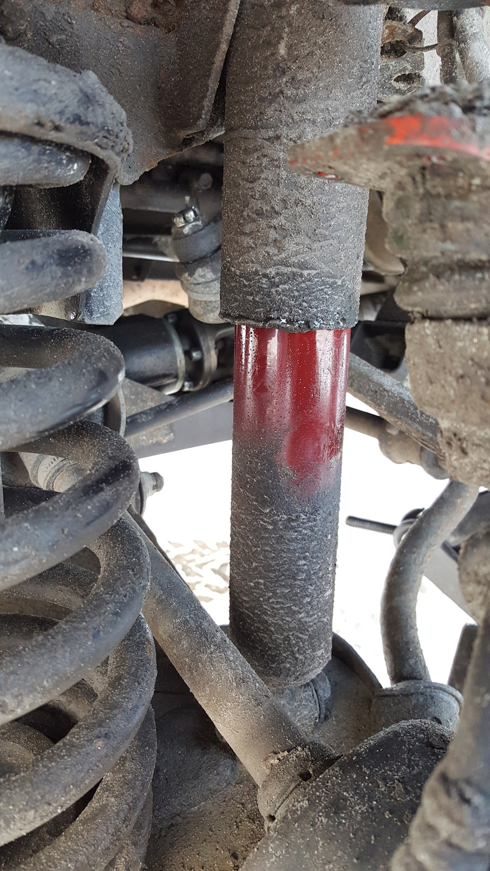 Амортизаторы bilstein на ниву шевроле. 1aa2aa5s 960. Амортизаторы bilstein на ниву шевроле фото. Амортизаторы bilstein на ниву шевроле-1aa2aa5s 960. картинка Амортизаторы bilstein на ниву шевроле. картинка 1aa2aa5s 960. Решил заморочиться в эти выходные и поставить пружины с Мерседеса МЛ500 на свою Шевроле Ниву) По времени вышло не так уж долго, делал все вместе с другом, справились, потратив где-то по 1.5 часа на каждую сторону. Самое суровое было лежать и стоять на коленях на бетонной плите зимой…( Сняли колесо с левой стороны