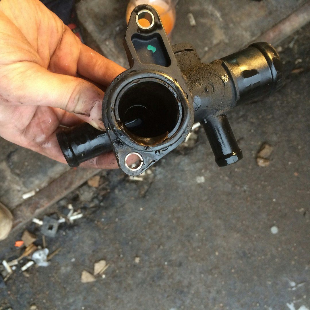 фланец термостата пежо 406 1. тройник системы охлаждения венто 2. крафтер 2014 2л дизель тройник системы охлаждения. фланец ож пассат 1. 8т.