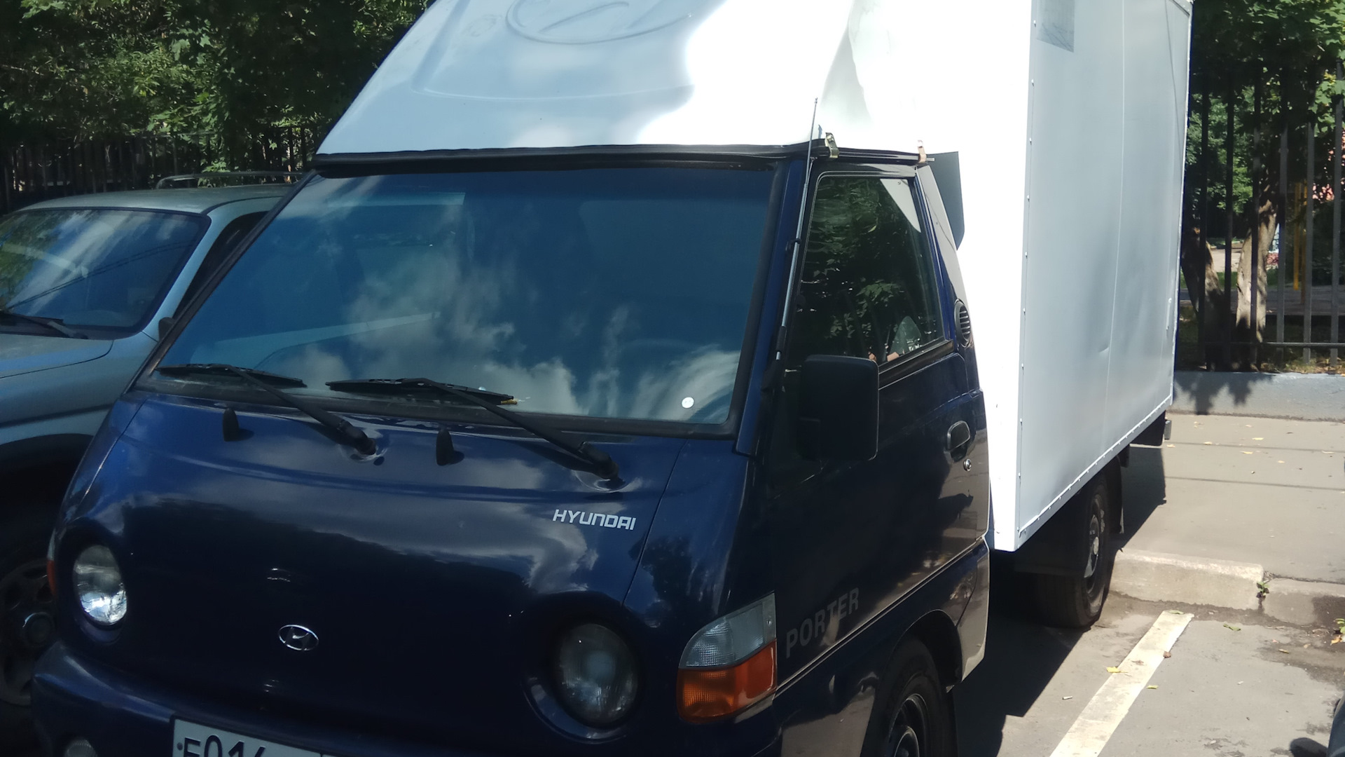 Хендай портер 1 ветровик. Обтекатель хендай портер 1. Обтекатель hyundai porter. Кузов на портер 1. Багажник на крышу портер 1.