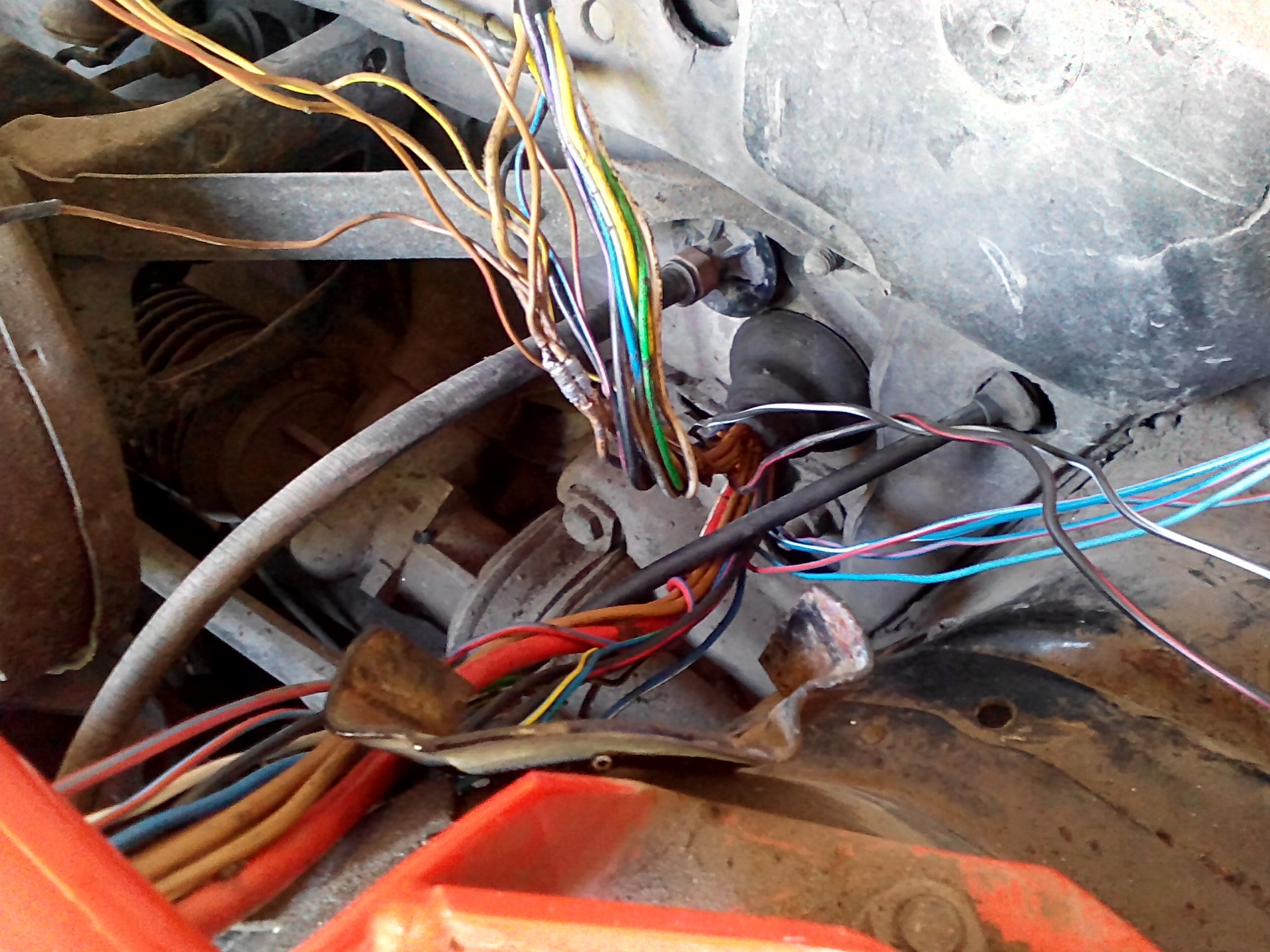 Замыкание электропроводки в автомобиле. Искать провод в автомобиле. Электрооборудование автомобиля. Мультиметр прозвонка проводов в машине. Прозвонка проводов мультиметром на короткое замыкание.