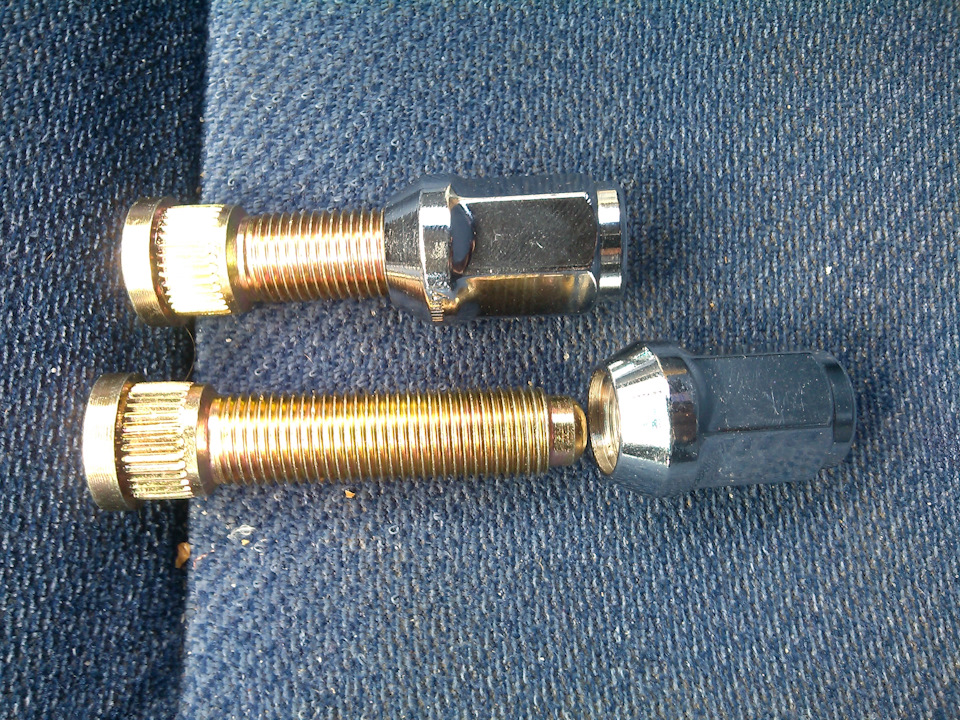 Замена колесных шпилек на заднем мосту… — Volvo 940, 2,3 л, 1993 года ...