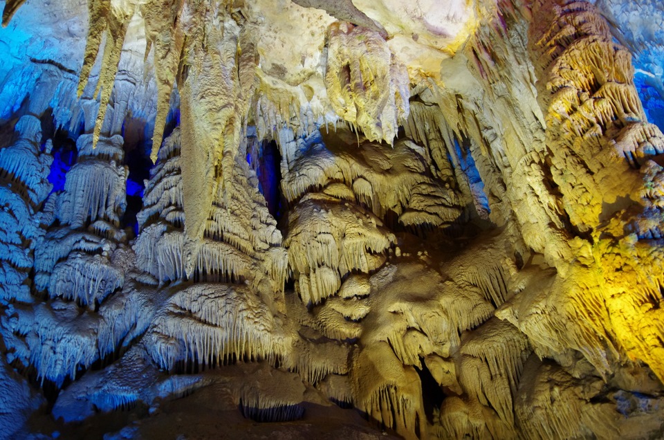 Пещера прометея грузия. Цхалтубо пещера Прометея. Цхалтубо Грузия пещера Прометея. Пещера Сатаплия Грузия. Кутаиси пещера Прометея.