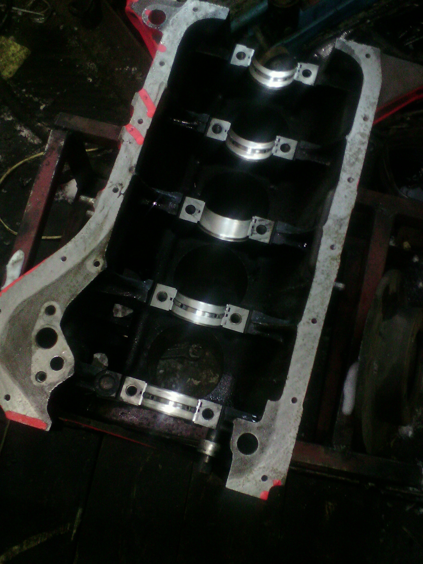 Прогорел клапан 1. Блок двигателя митсубиси 4 а 90. Блок двигателя митсубиси 4 а 90. Три бодьа на моторе внизу пожьзаездочку. Низ двигателя.