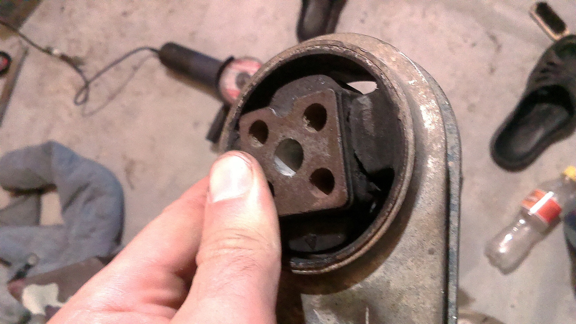 Замена верхней опоры (гитары) двигателя — Lada Приора универсал, 1,6 л ...