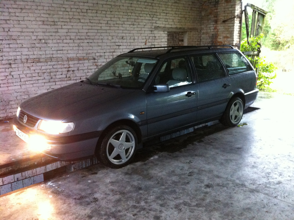 Крепления декоративной крышки — Volkswagen Passat B4, 1,9 л, 1996 года ...