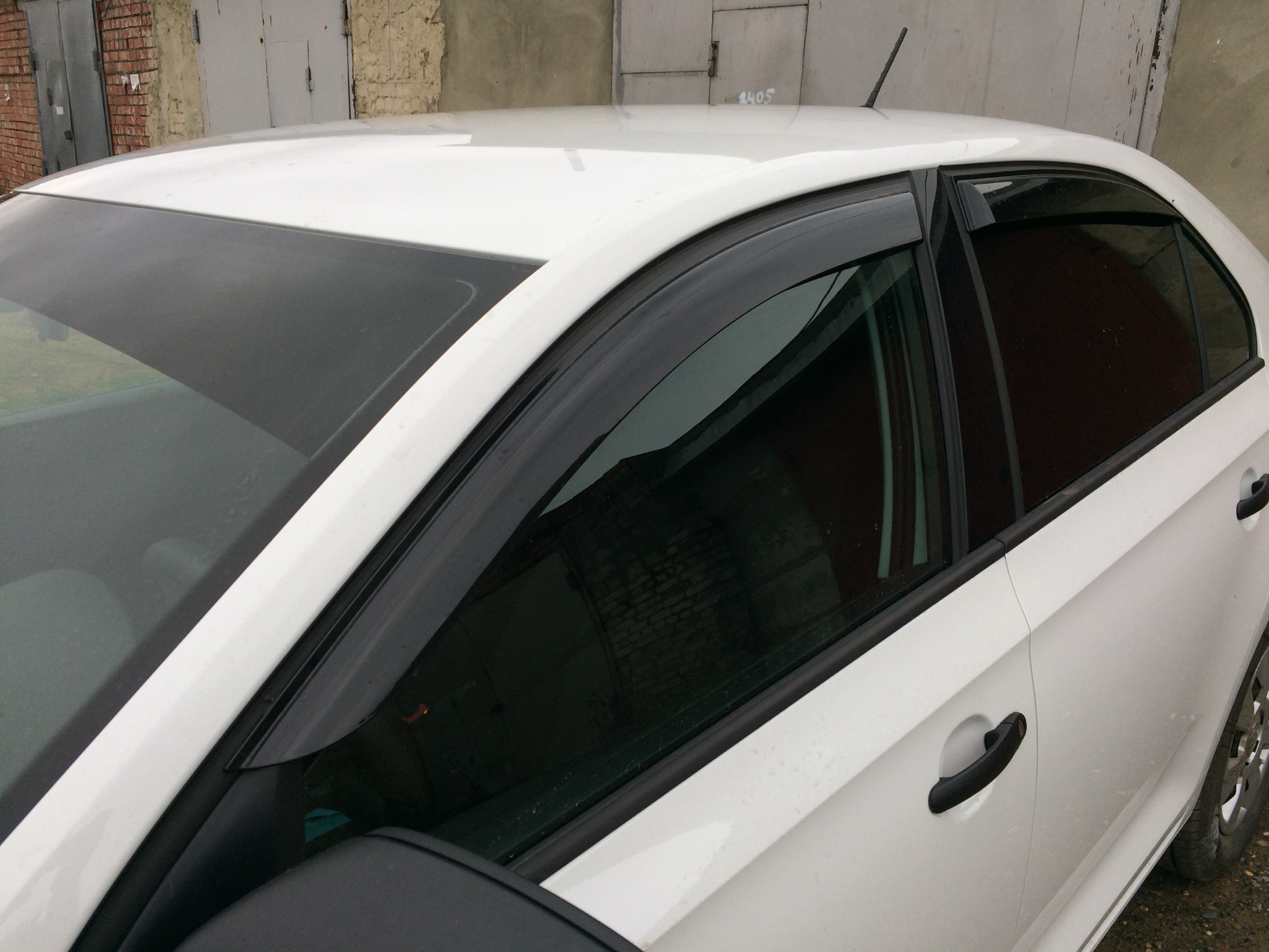 Дефлекторы на окна шкода рапид 2015 серебристая. Дефлекторы окон рапид. Дефлекторы на окна шкода рапид 2017. Дефлекторы окон шкода рапид 2022. Дефлекторы окон шкода рапид 2022.