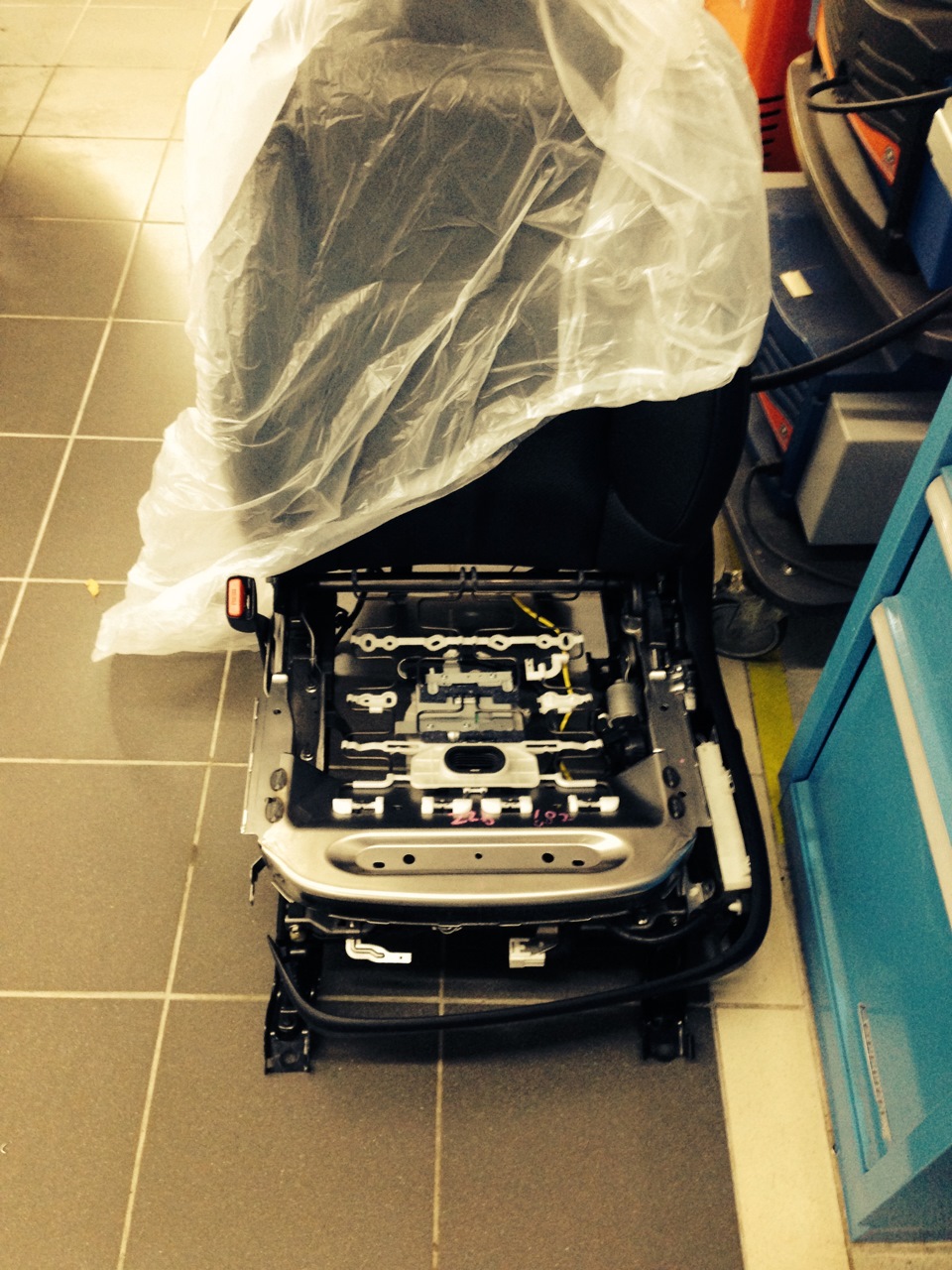 Замена обивки сидений по гарантии! — DRIVE2