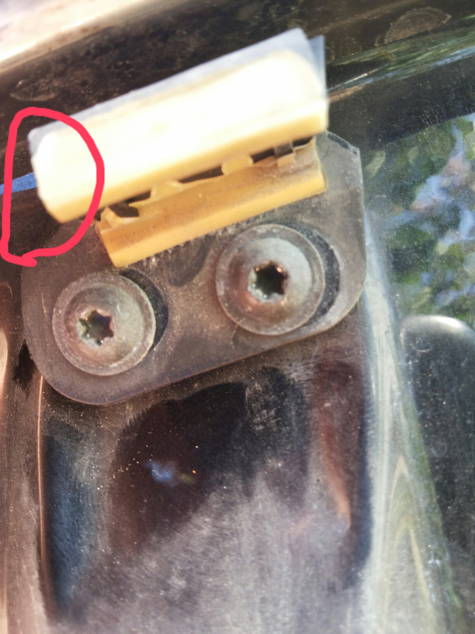 Пришлось сместить на 2 мм. В обведенной части не хватает части пластика. — Audi A6 (C6)