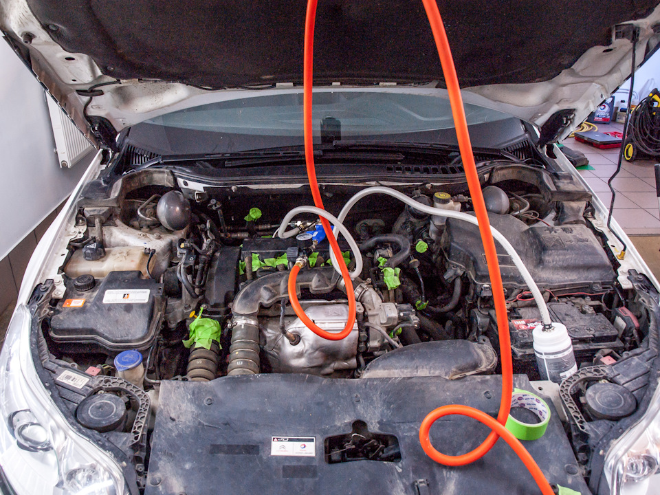 заклеиваются все отверстия патрубков, чтобы исключить попадание в них гранул — Citroen DS3