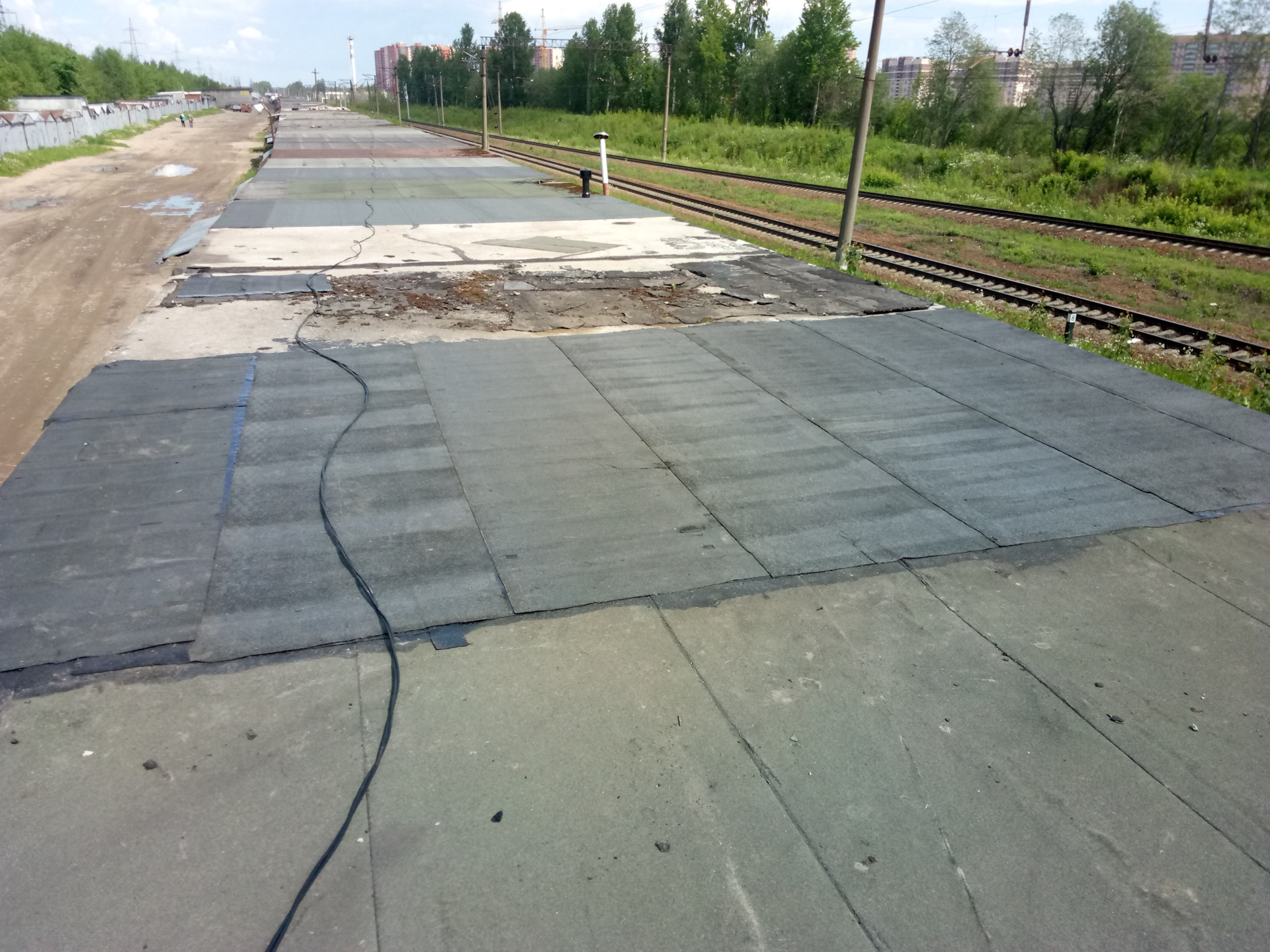 Наплавляемая кровля гаража. Мягкая кровля технониколь бикрост. Гараж технониколь. Кровля гаража. Мягкая кровля для крыши гаража.