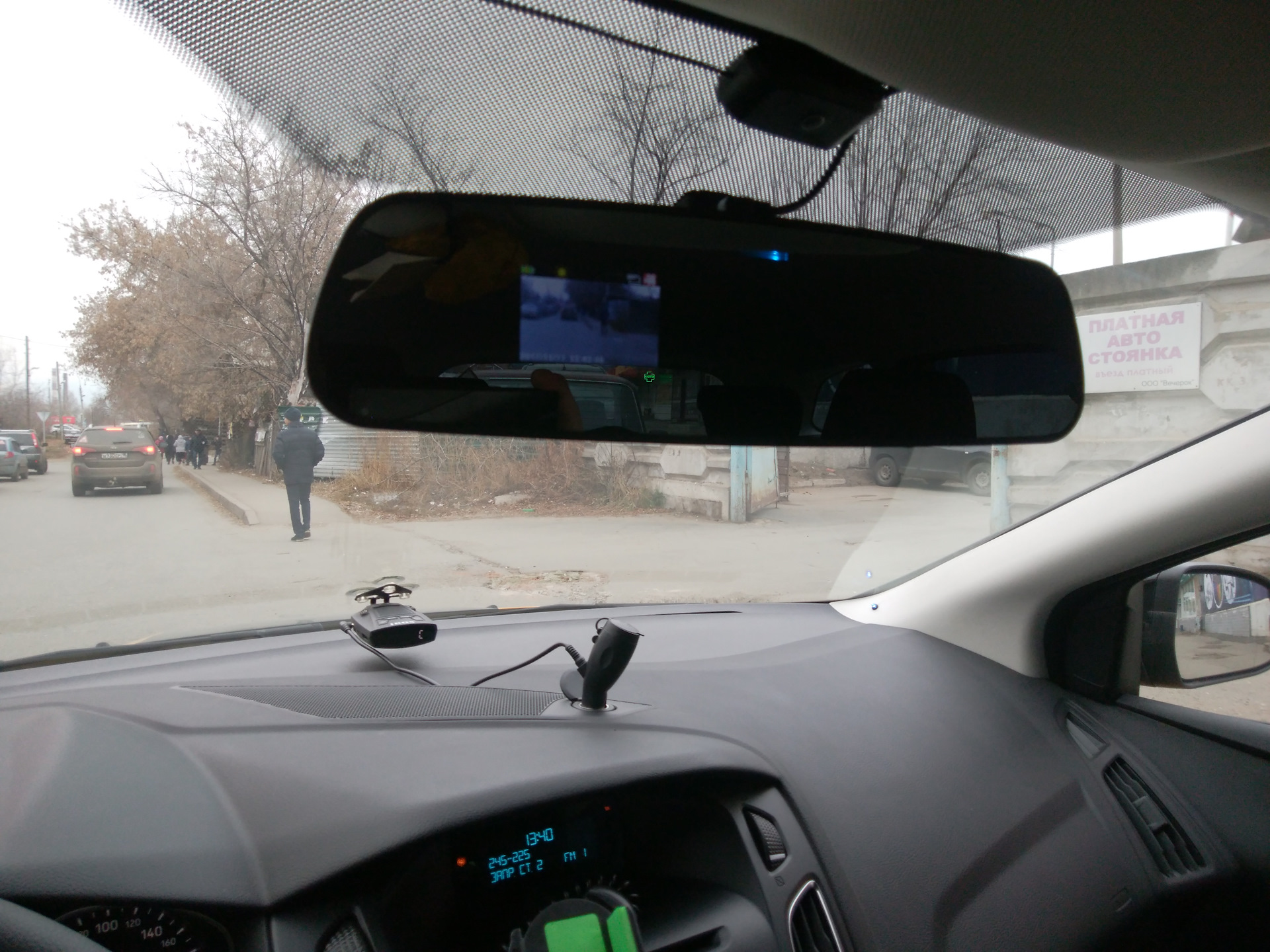 Регистратор фокус. Зеркало видеорегистратор Форд фокус-3. IBOX зеркало с регистратором и радаром. Видеорегистратор зеркало Форд фокус 3 драйв. Крепление зеркала видеорегистратора на фокус 2.
