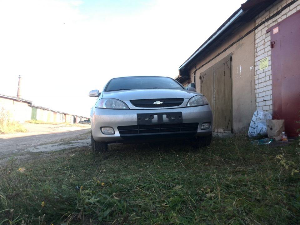 снимал номер, прикрутил его ровно, а то до этого был под углом — Chevrolet Lacetti 5D