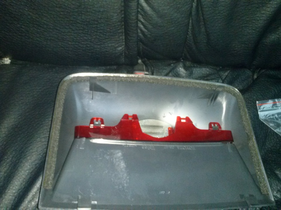 замена лампы стопа в салоне — Toyota Avensis II, 2 л, 2003 года ...