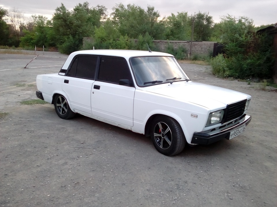 VAZ 2107 Р±РµР»С‹Р№