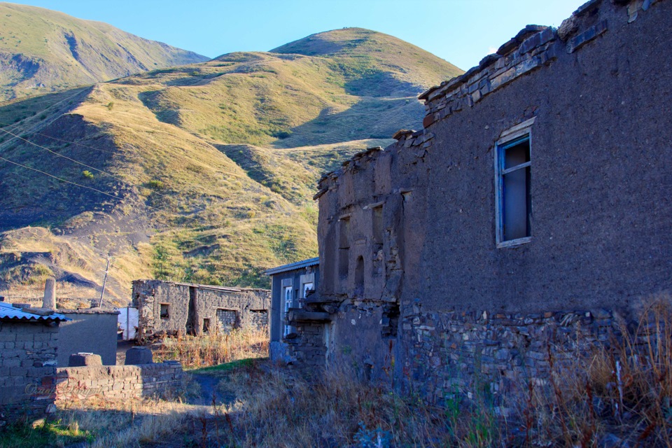 Поселок аулы. Село Гдынк Ахтынский район. Гдынк село Дагестан. Ахтынский район Дагестан село Гдынк. Заброшенные аулы в Южном Дагестане.