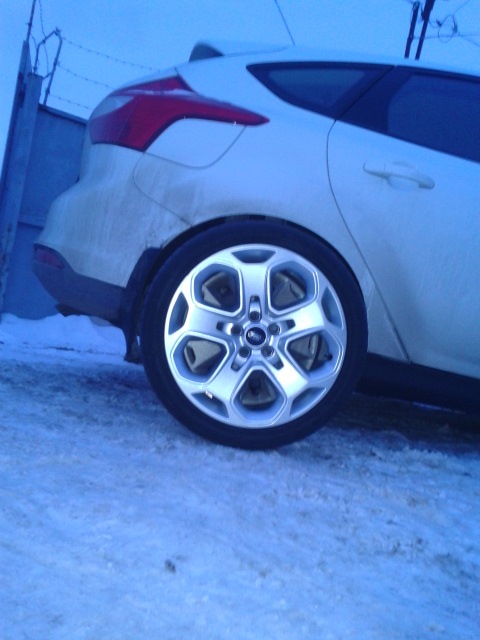 Форд фокус 2 на снежинках. Снежинки ford focus r17. Снежинки диски фокус 2. Форд фокус 3 хэтчбек зад. Снежинка форд фокус.