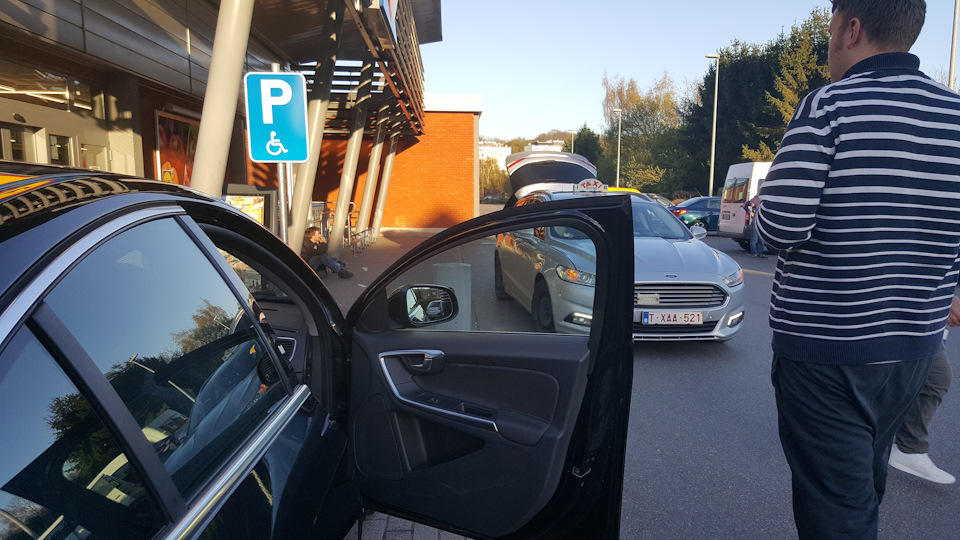 Подъехал я на машине к магазину, смотрю, такси социальное грузит ...