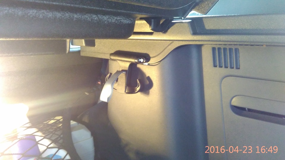 Как открыть багажник рено дастер