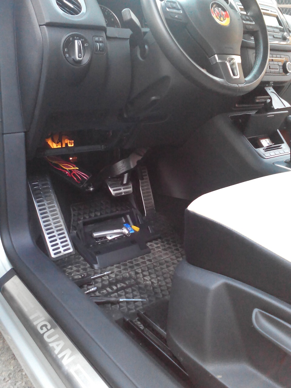 Сабвуфер под сиденье — Volkswagen Tiguan (1G), 1,4 л, 2012 года ...