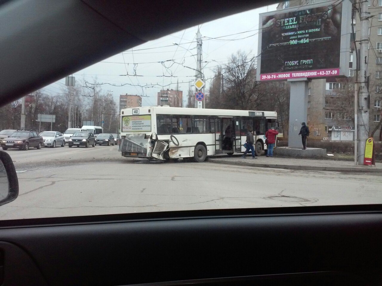 Водитель 40 40 40. Раскуроченный автобус. Остановка Звездный Липецк. ДТП возле звёздного маршрутка.