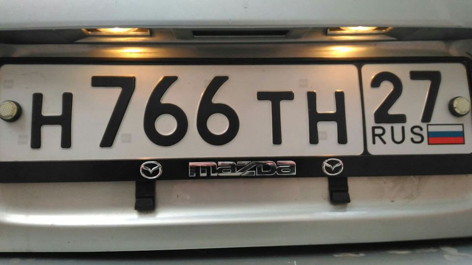 Замена ламп подсветки гос номера. — Mazda Demio (2G), 1,3 л, 2005 года ...