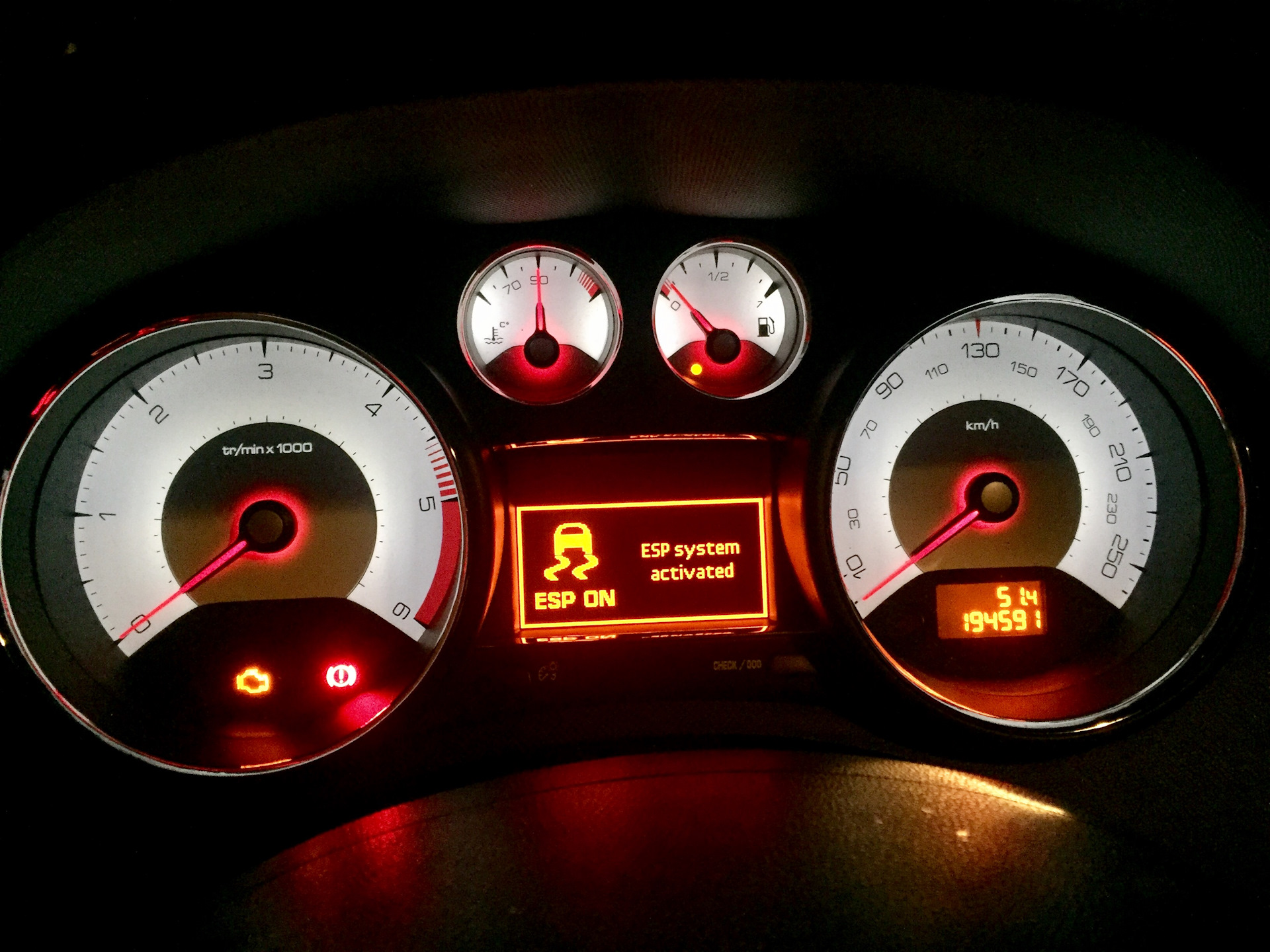 Лампочка давления пежо 308. Обороты двигателя на пежо 308. Индикатор давления масла на пежо 207. Лампочка давления пежо 308. Горит масленка пежо.