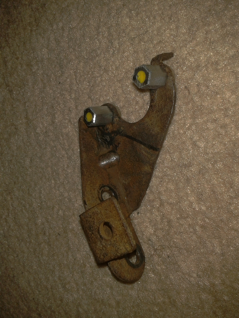 Перед тем как приклеить выставляю в корпусе датчика гайки с кронштейном — Opel Vectra B