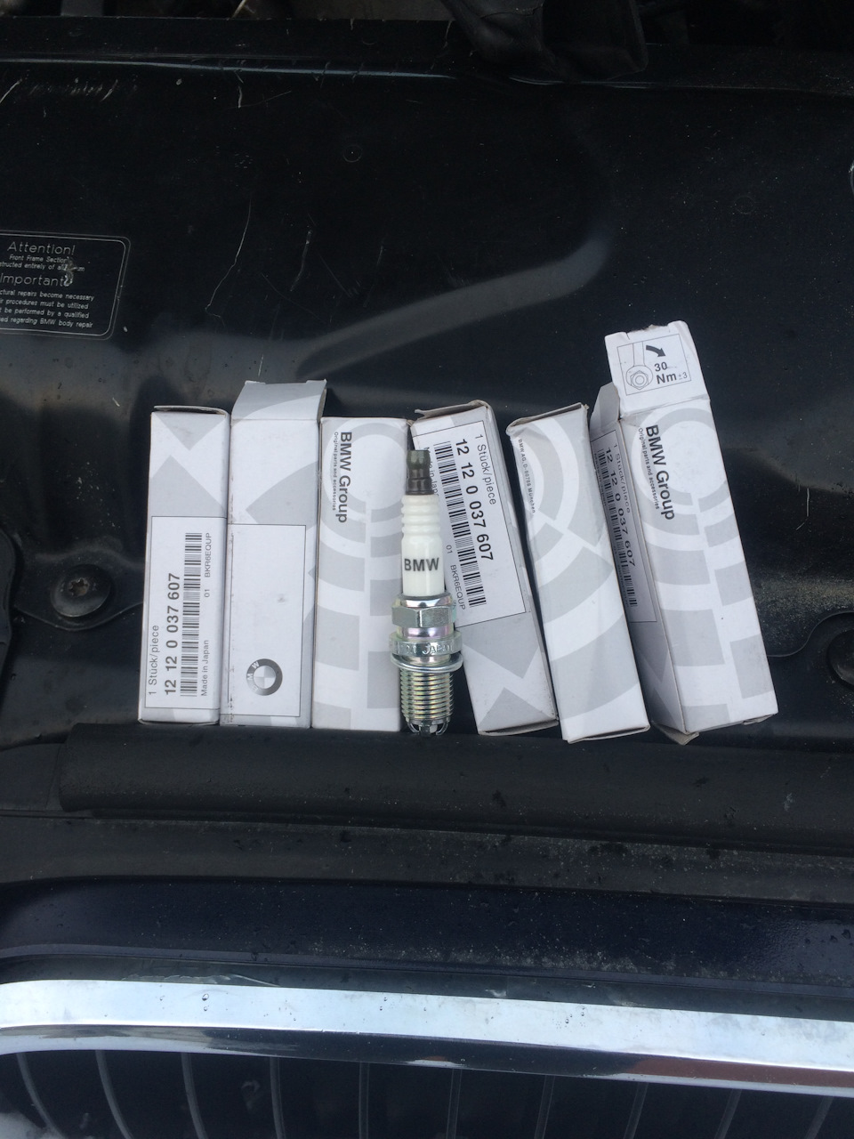 Номер для заказа на фото. — BMW 5 series (E60). Запчасти на фото: 12120037607, BKR6EQUP, 000406