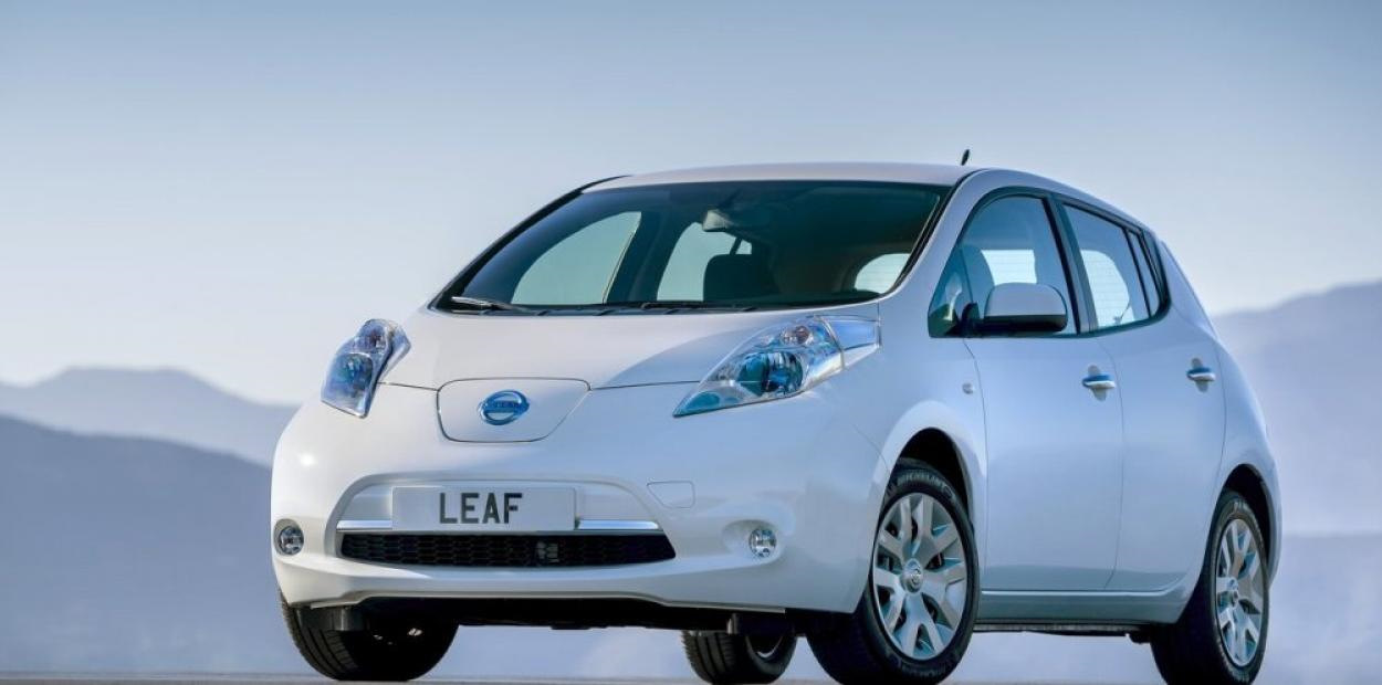 Ячейка nissan leaf. Nissan Leaf ze0. Nissan Leaf электромобиль 2014. Ниссан Леаф 1 поколение. Электрокар Ниссан Leaf.