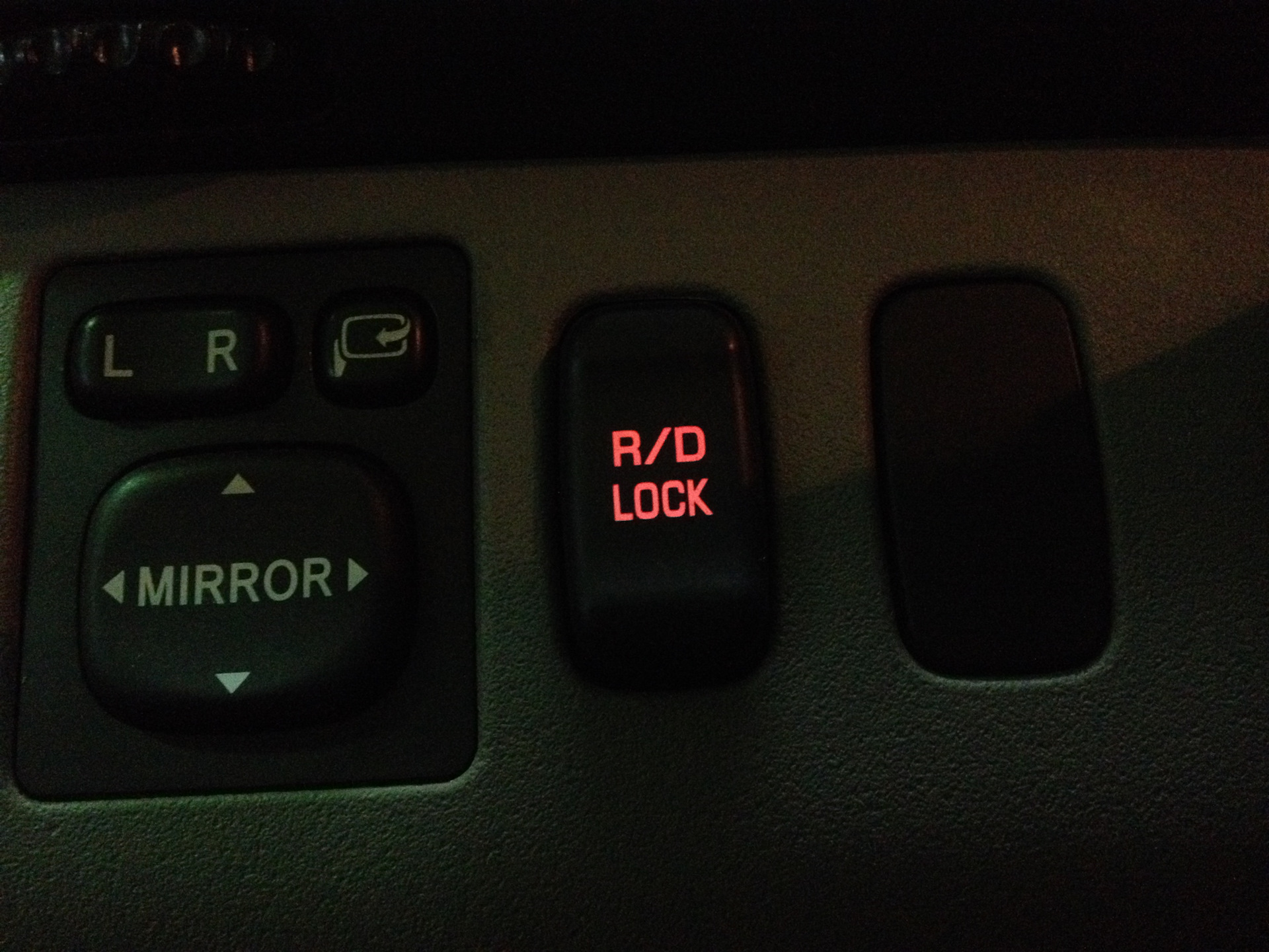 Пропала подсветка кнопок. Кнопка r/d Lock Митсубиси Паджеро 2. Кнопка ESP Mitsubishi. Подсветка кнопок Митсубиси Паджеро 4. Подсветка кнопок Митсубиши л200.