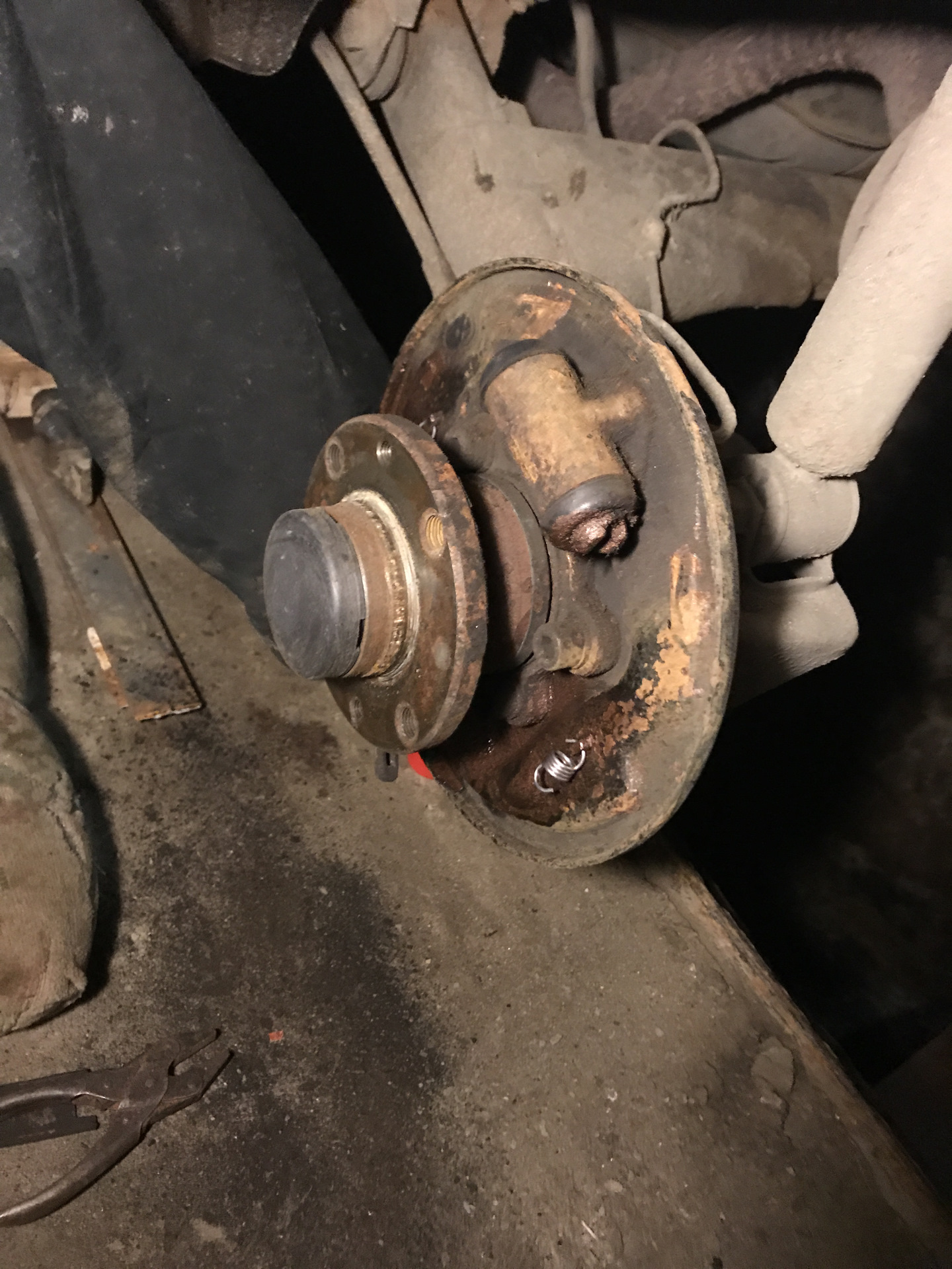 Задние колодки. Чудеса — Lada 2114, 1,6 л., 2011 года | своими руками ...