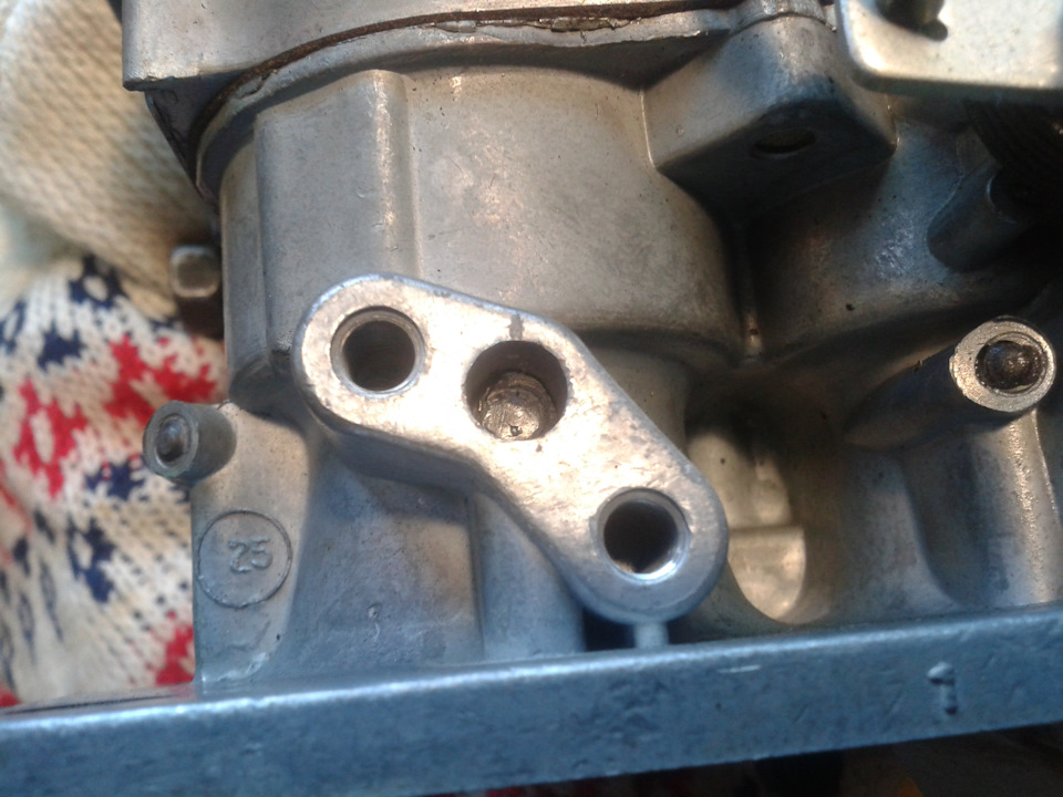 Высверлен и заглушен воздушный жиклёр отбора разрежения из 2й камеры — ГАЗ 24