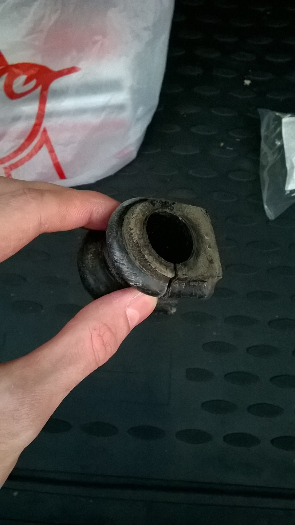 Форд фокус 2 1. Втулки стабилизатора киа сид 2010 передние. Втулка стабилизатора e53 3. Стучит втулка. Втулки стабилизатора тойота аурис.