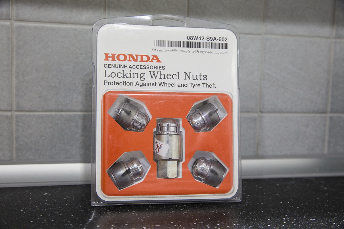 W 08. Знак осторожно электрическое напряжение w08-t150. Гайка колеса honda civic. Током 100х100. Mercedes amg w08 2017 f1.