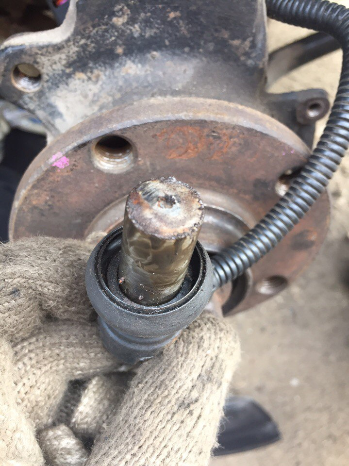 замена поворотного кулака, всех ступичных подшипников и датчиков абс ...