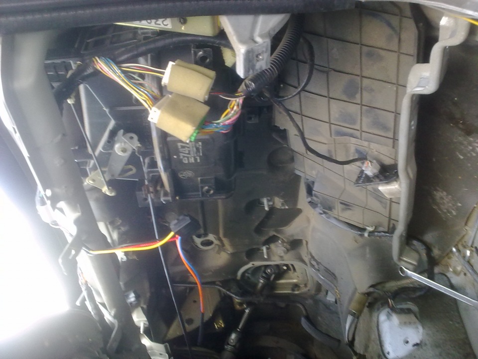 нцжна уборка — Mitsubishi Carisma