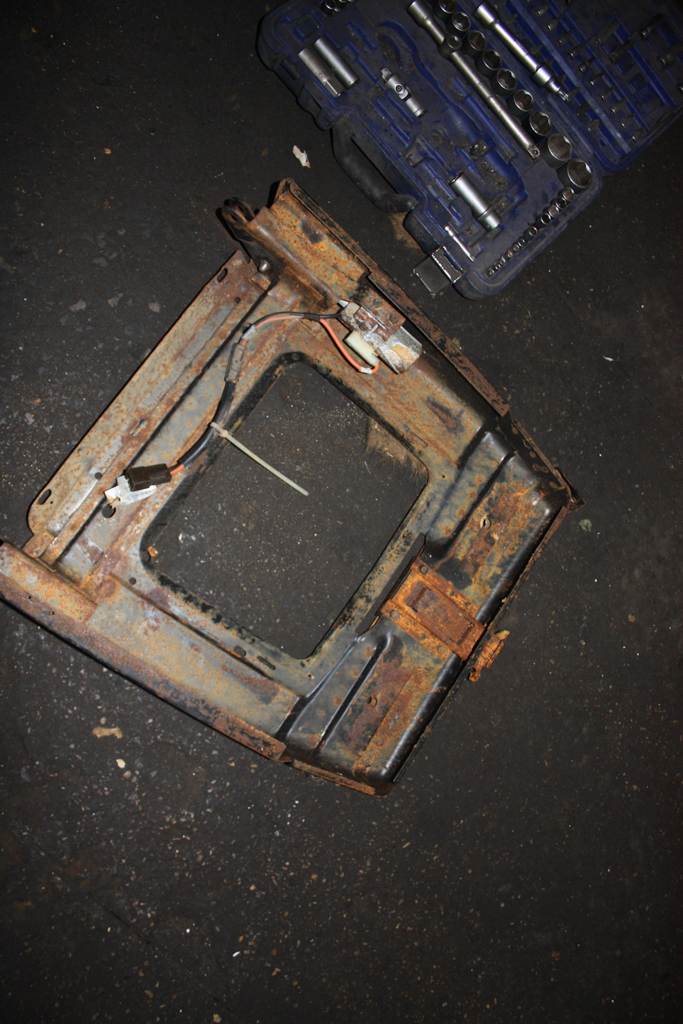 Напольное покрытие и разборка сидений — Ford Thunderbird VI, 7,5 л ...