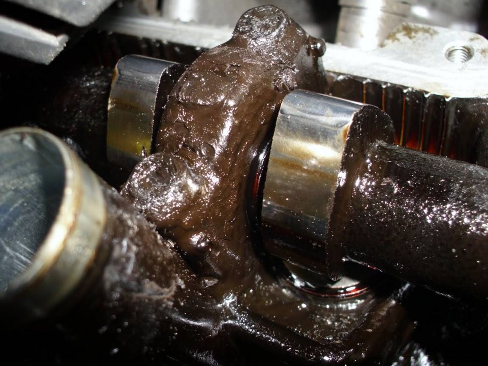 Отложения в двигателе от масла. Масло моторное в жести. Налет на двигателе от масла. Отложения масла в двигателе. Выгорает масло в двигателе.