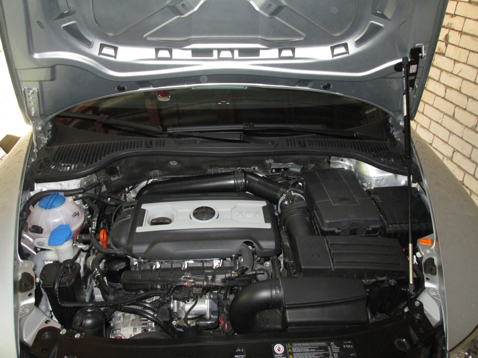 Газовый упор капота. — Skoda Octavia A5 Mk2, 1,8 л, 2012 года ...