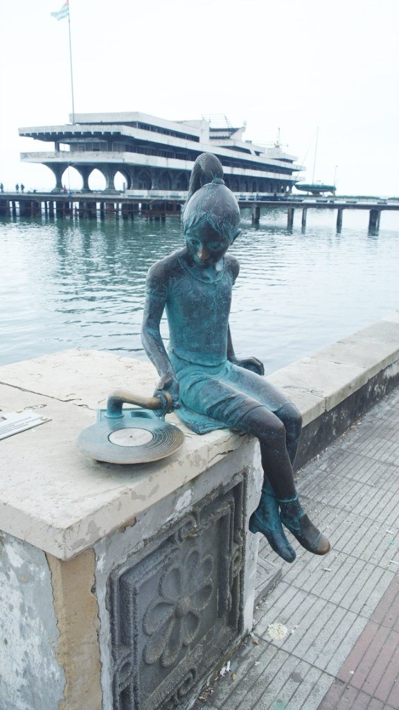 На набережной Сухума — Mitsubishi Pajero (2G)