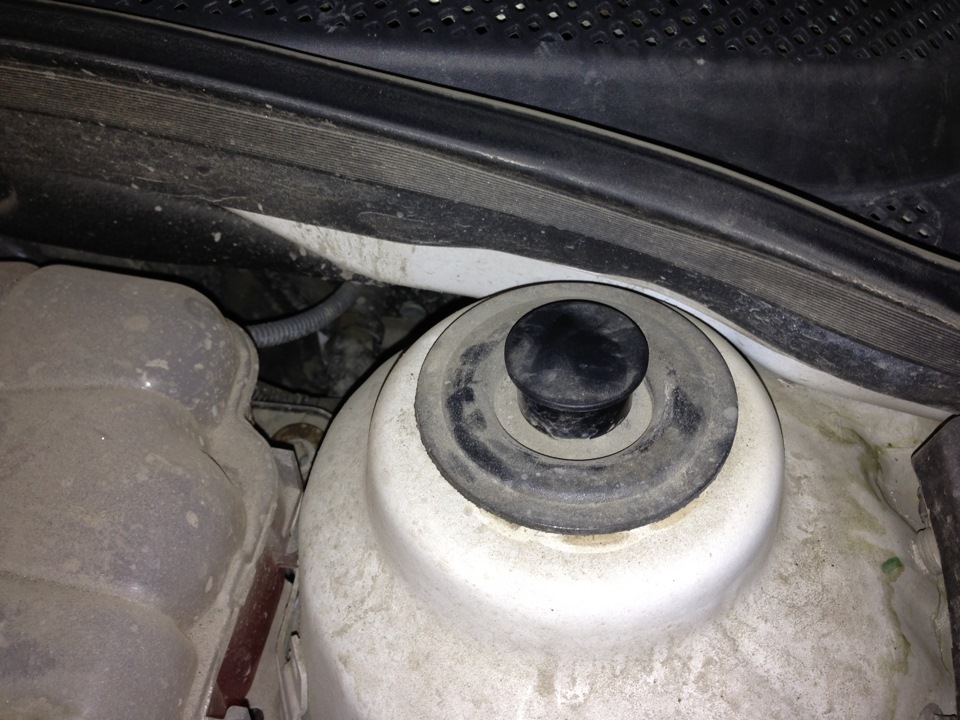 снимаем колпачек откручиваем гайку головкой. — Chevrolet Cruze (1G)