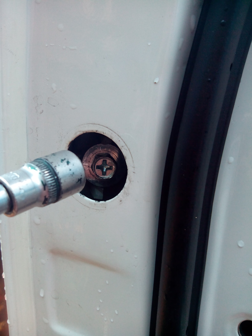 откручиваем болт до конца, отгибаем усики и как можно ближе выдвигаем на себя, иначе часть дверной ручки не снять — KIA Sorento (2G)