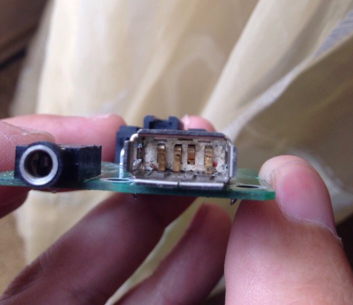 Вода в разъеме зарядки что делать. Фишка мини USB Рено. Разъем Micro USB сломан. PSP fat отломался разъем. Гнездо зарядки Accent Drive.